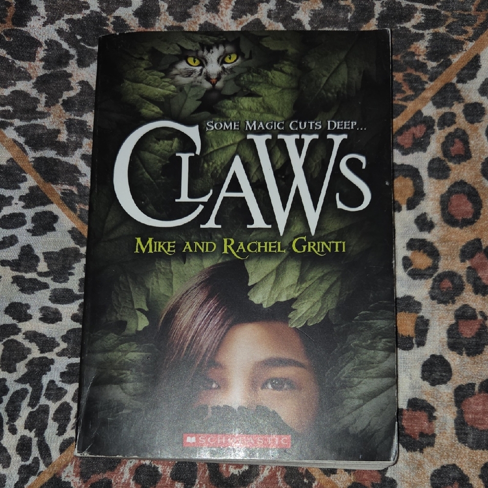💐4 For $20💐Scholastic Claws — Dark Green and Black Cover